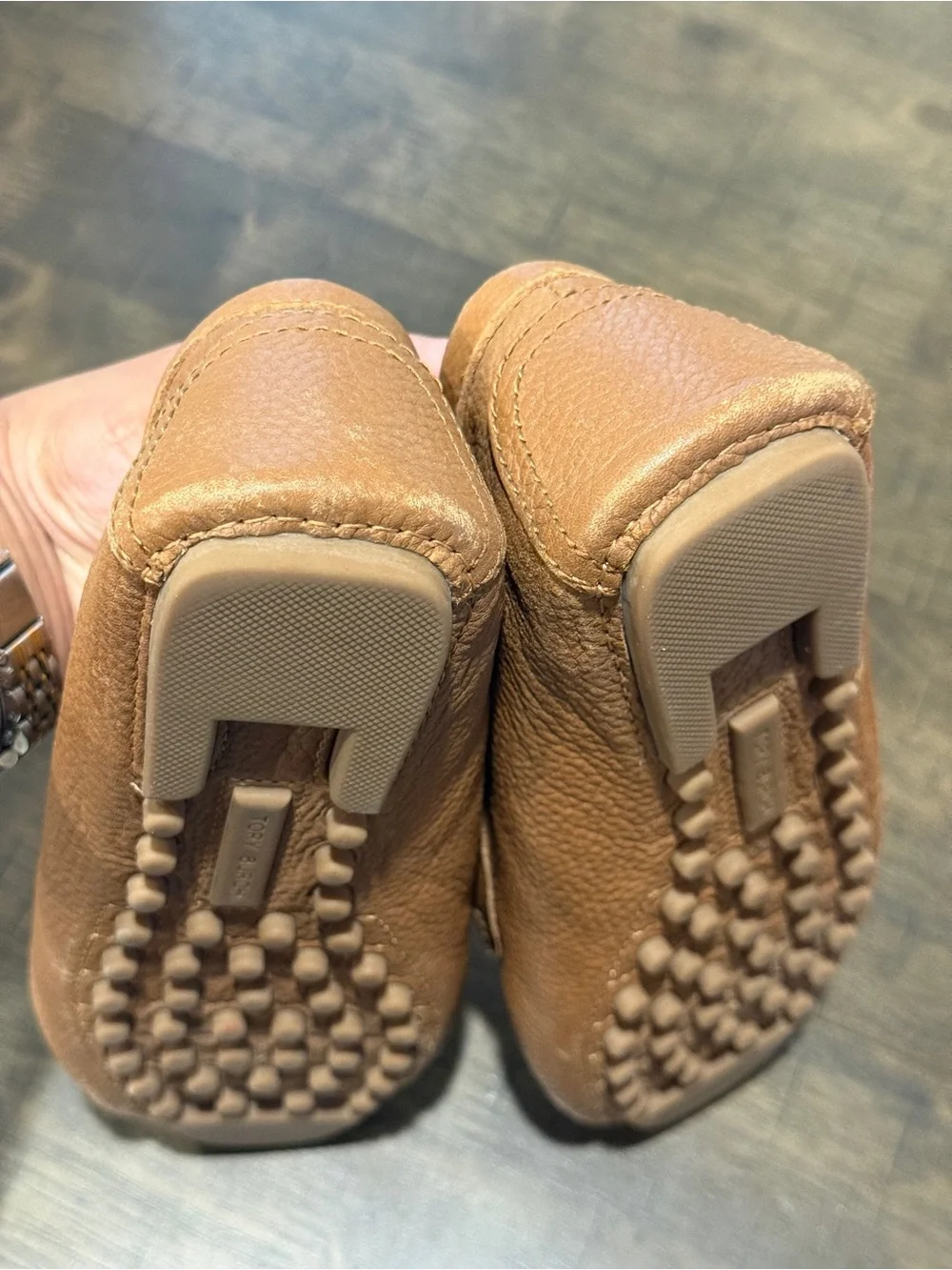 Tory Burch Tan Pebbled Leather Gold Logo Driving Loafers
